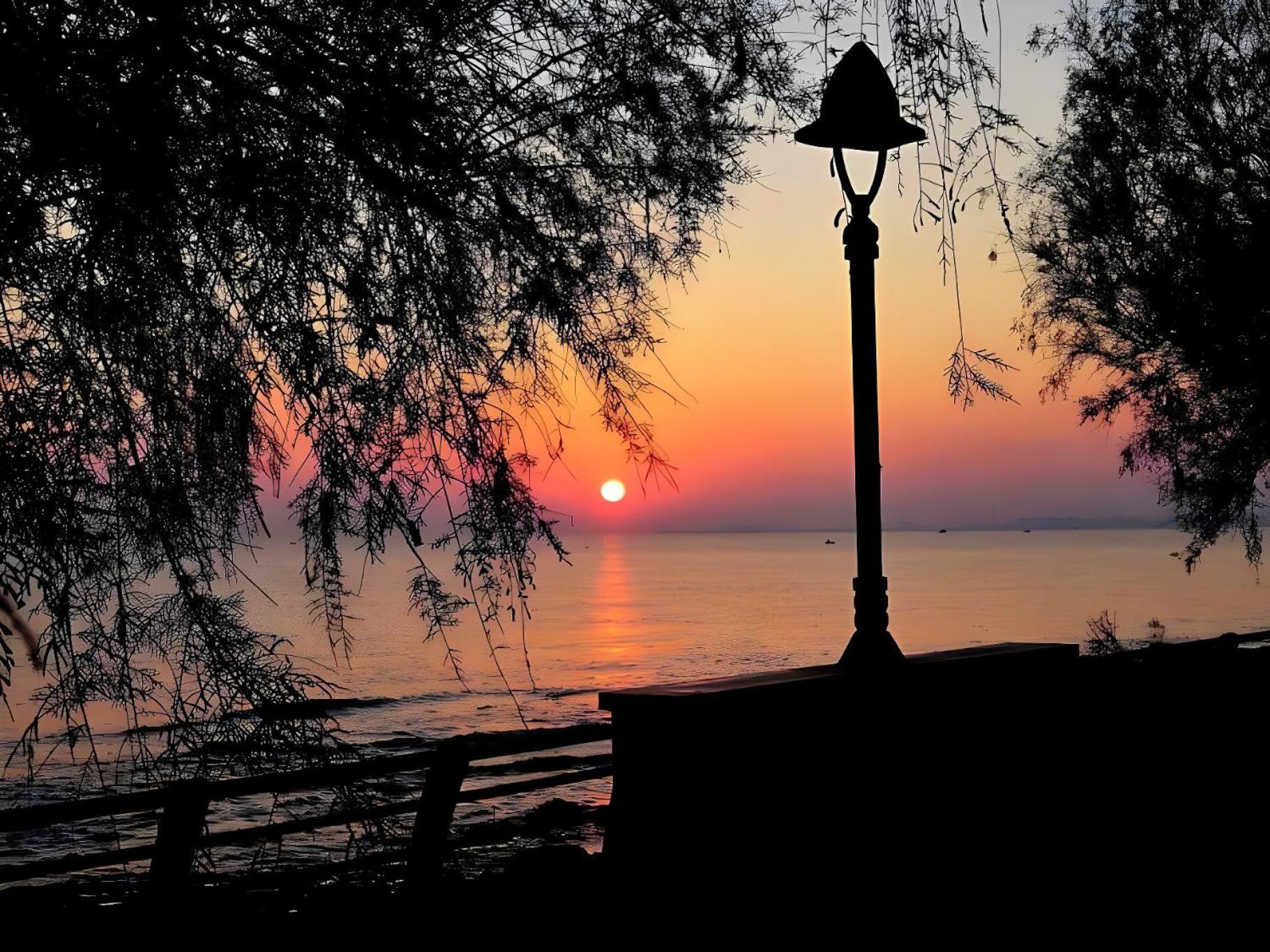 Sea Breeze Villa - Luna Apartment Bari Bagian luar foto